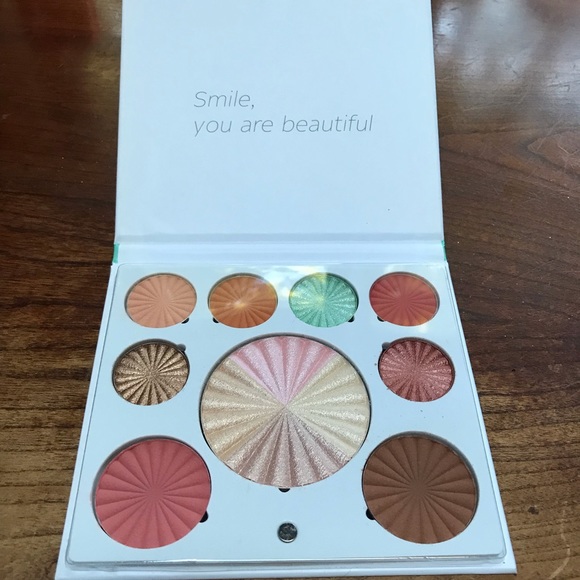 Ofra good to go face palette - Picture 2 of 4